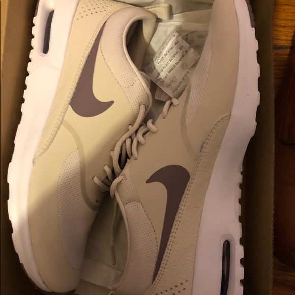 Nike Shoes - Nike air max thea